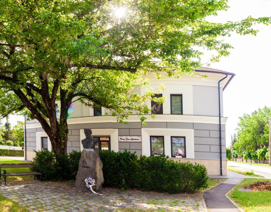 Corso Lux Apartman Gyula Exterior photo